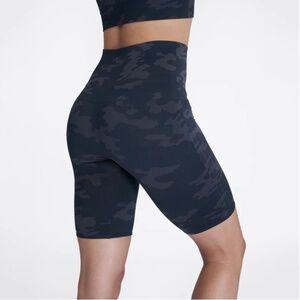 Spanx Look At Me Now Bike Short Black Camo Medium LIKE NEW!
